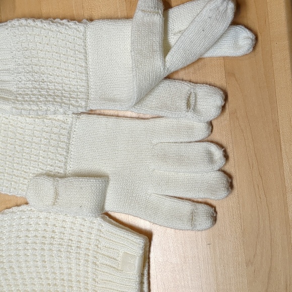 NIB Calvin Klein beanie, glove, scarf set in Ivory. - Picture 5 of 5